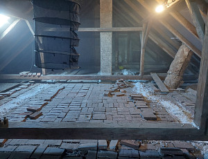 Zateplení stropu rodinného domu pomocí foukané izolace